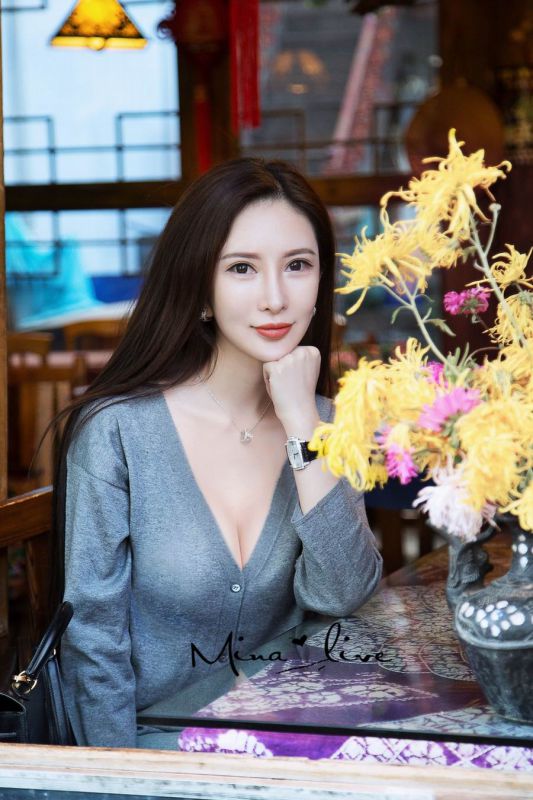 气质混血美女咪娜高清街拍照