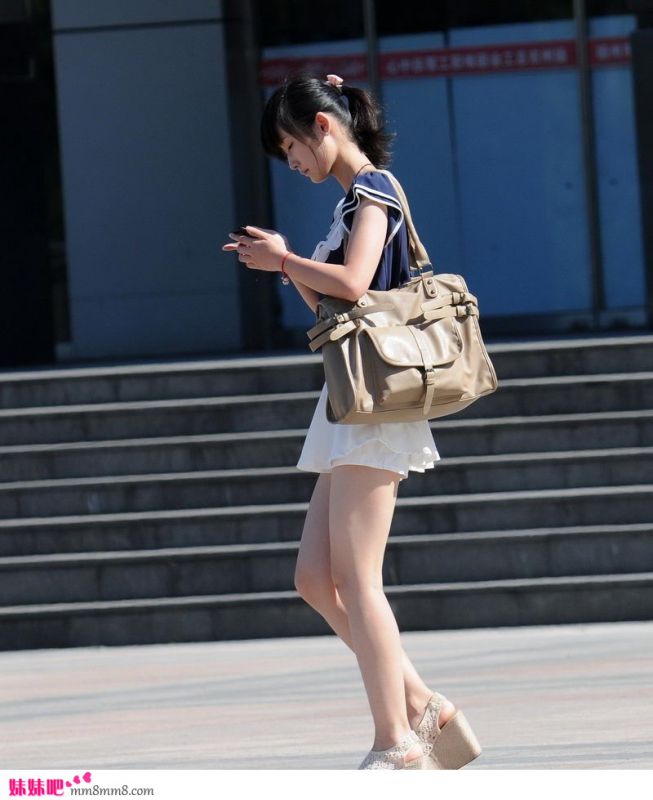 夏日短裙美女街头诱惑写真
