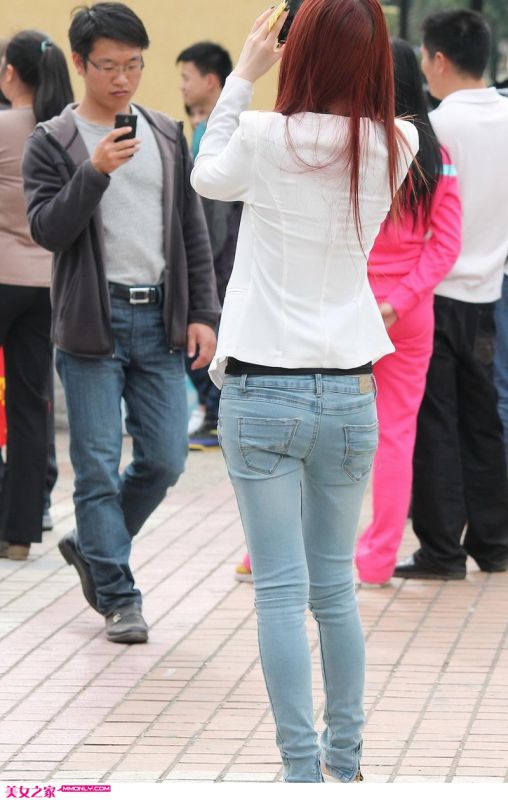 偶然街拍曼妙背影的牛仔裤美女