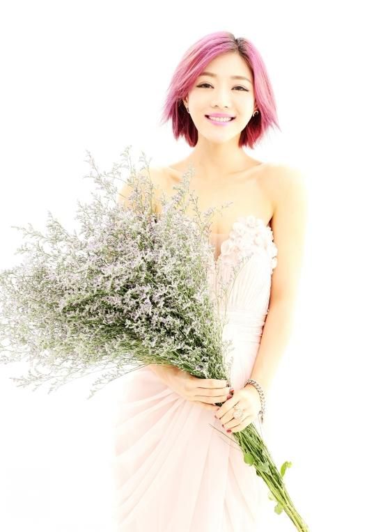 俏皮可爱美女邓家佳登时尚杂志写真