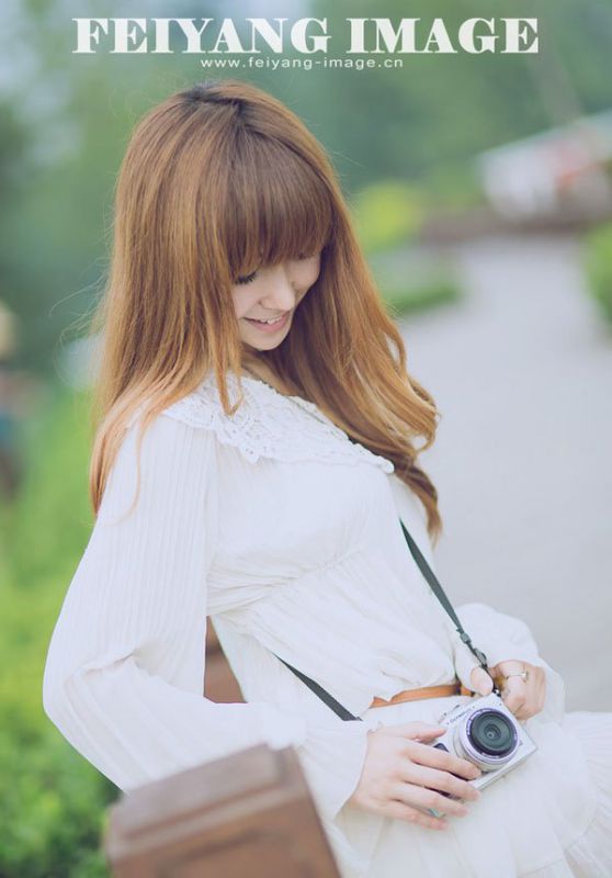 向日葵园萌妹子户外写真拍摄