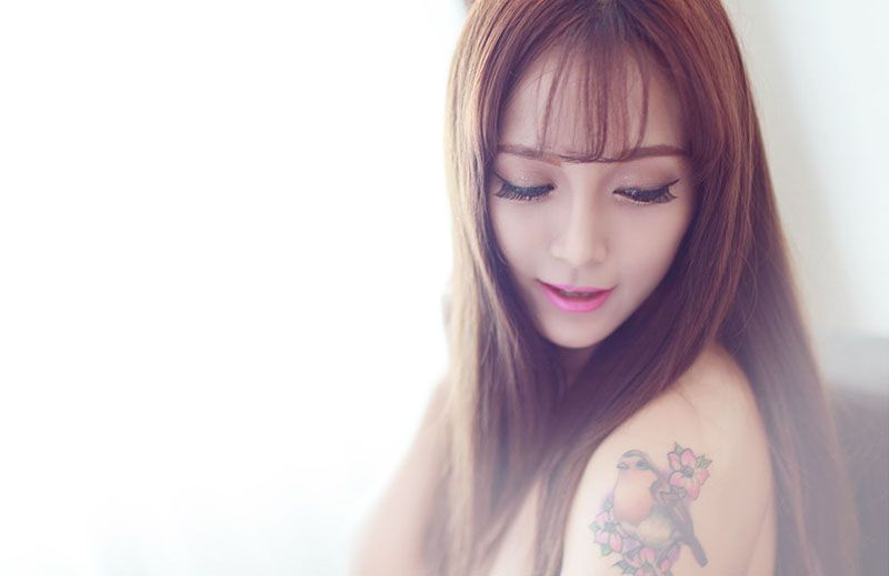 清纯少女火辣白色内衣美臀写真