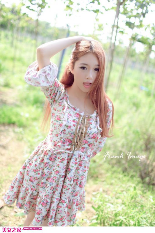 甜美萌妹子户外写真拍摄