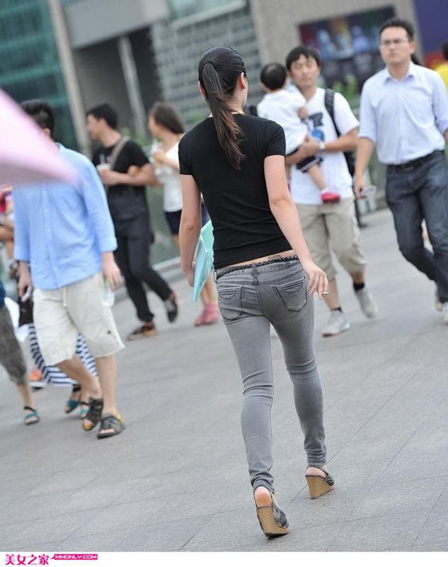 美女紧身上衣牛仔裤街边美拍