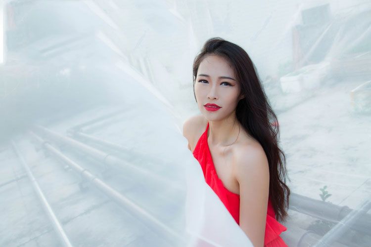白纱红裙美女性感诱惑写真