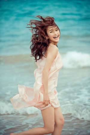 “长腿芭比”张俪海滩迷人写真
