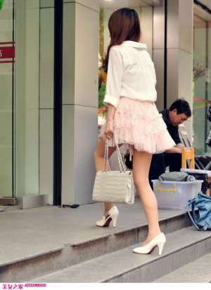 正喝果汁的迷人MM街头写真