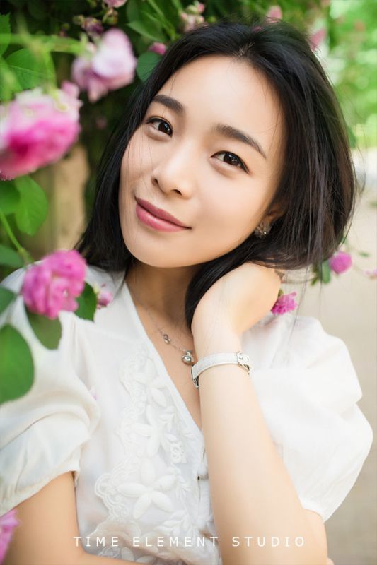 玫瑰花海校花清新迷人写真