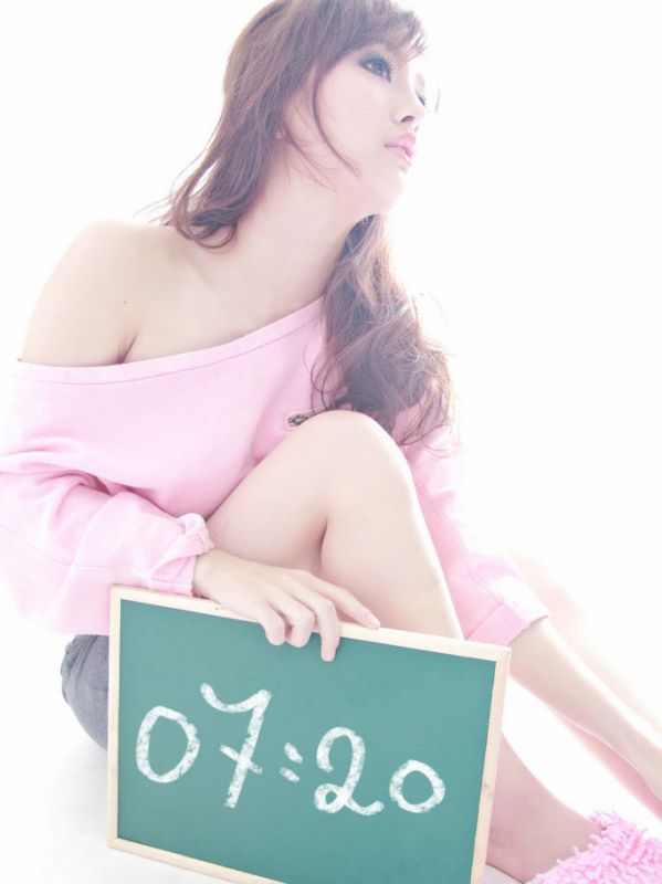 甜美笑容萌妹子私房显露爆乳迷人写真
