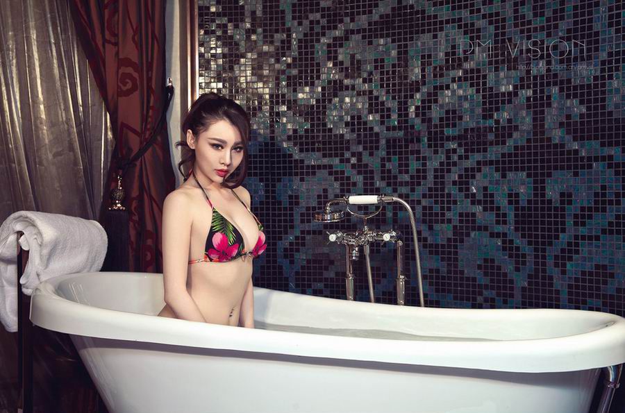 爆乳美女王子子浴室上演湿身诱惑写真