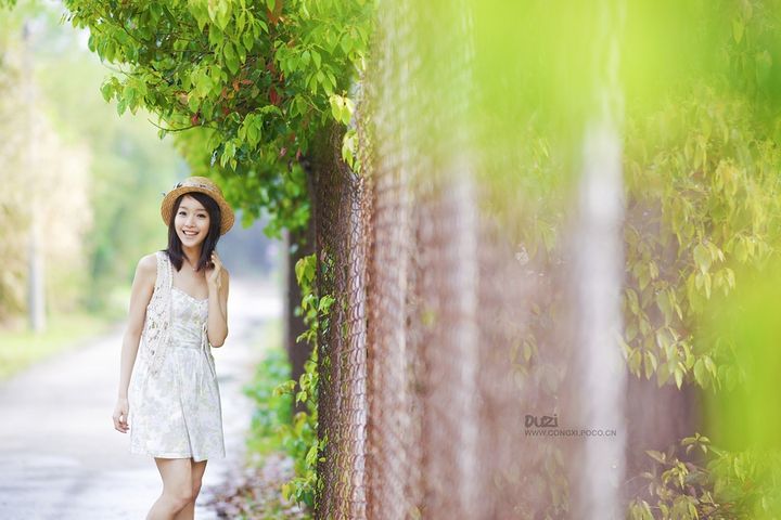 小清新萌妹子甜美笑容户外写真