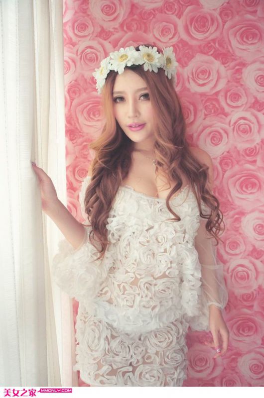 白色纱裙小美女犹如迷人花仙子写真