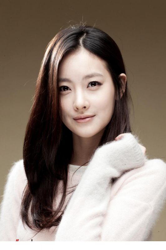 金喜善妖娆白裙演绎美臀美背诱惑