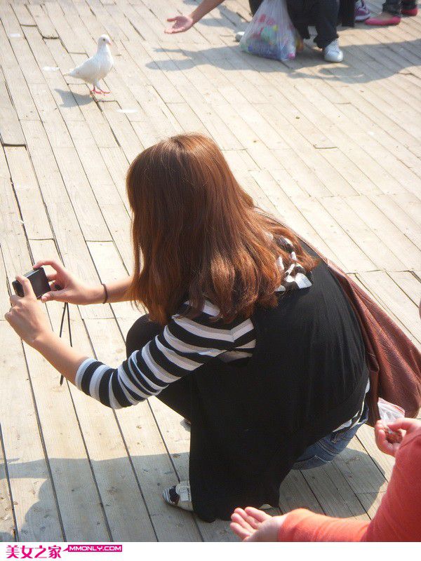 养眼的90后黑丝美女街拍写真