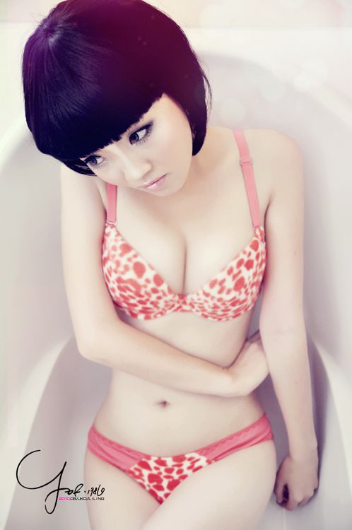 萌妹子闺房大秀性感大胸迷人写真