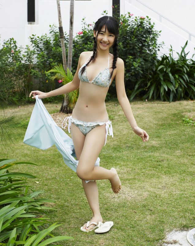 清纯萌妹子比基尼户外写真