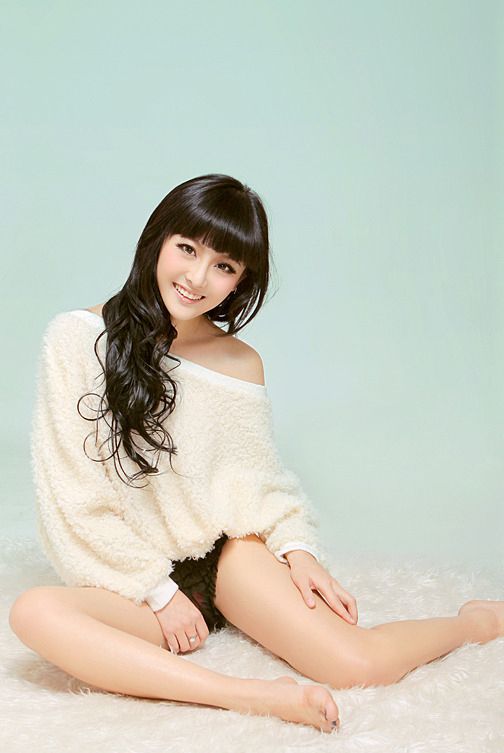 长发萌妹子私房秀美臀写真