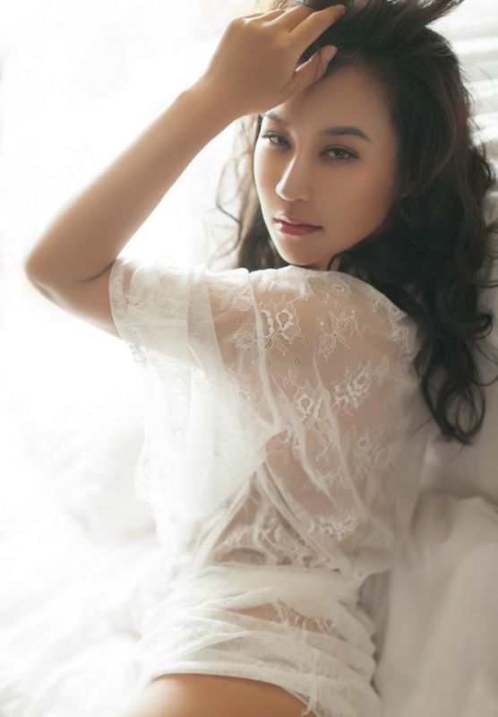性感爆乳美女演绎床上美臀诱惑