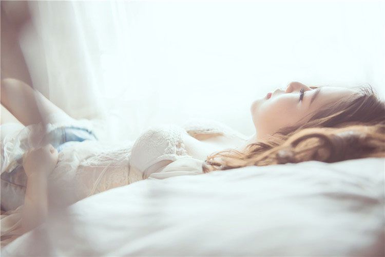 美臀少女迷人床上诱惑