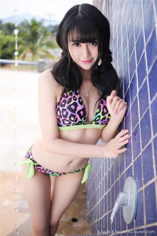 清纯美女傲人大胸性感豹纹比基尼写真