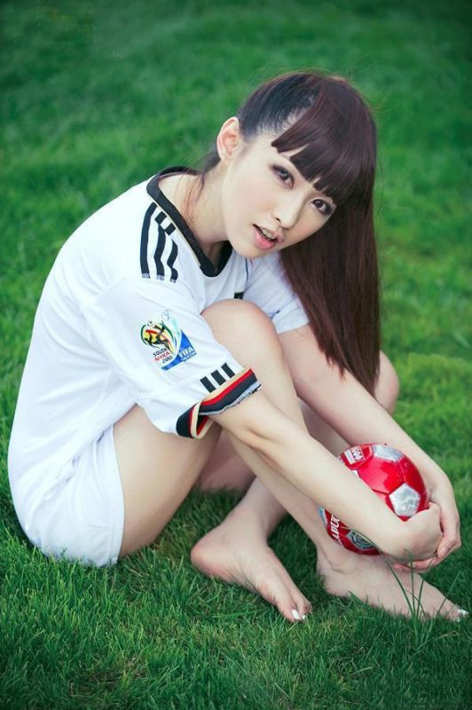 萌妹子化身德国宝贝拍摄写真