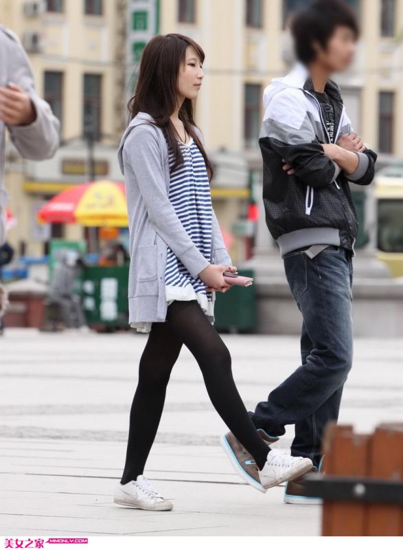 短裙丝袜美女街头写真