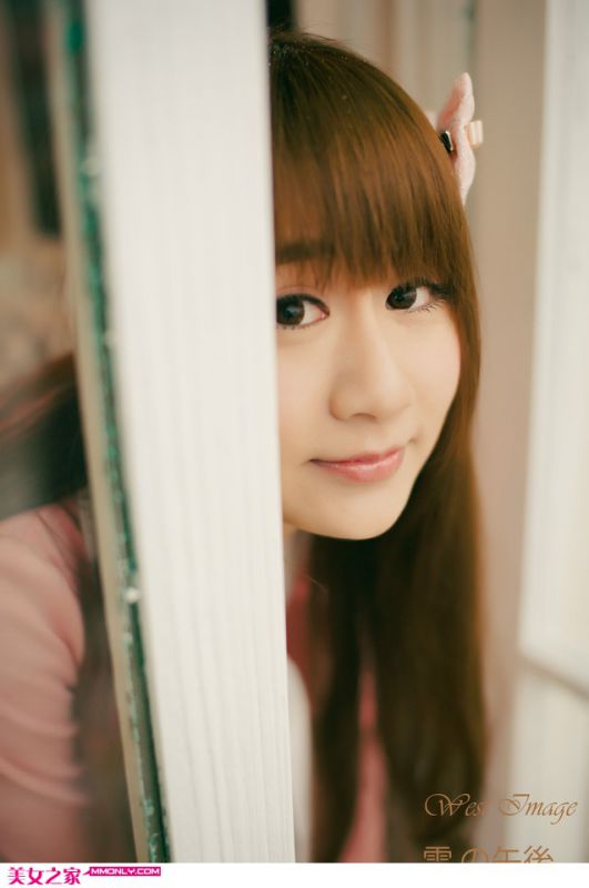 清纯萌妹子雪后唯美写真