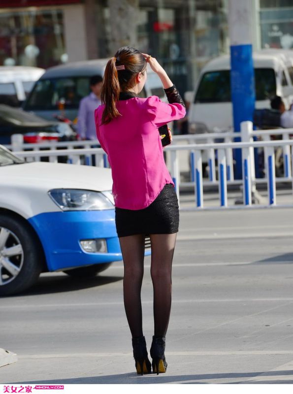 街拍靓丽紧身短裙丝袜美女