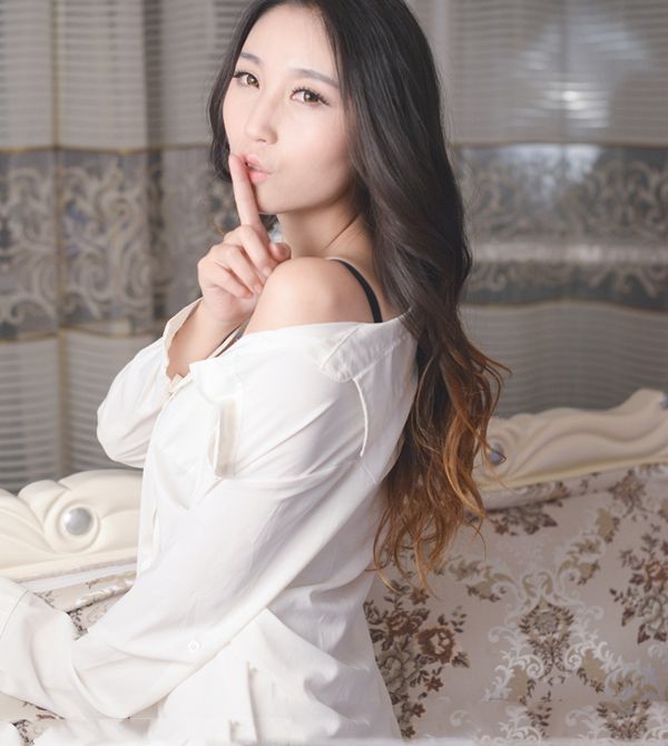 都市轻熟女白衬衫紧俏美臀私房写真