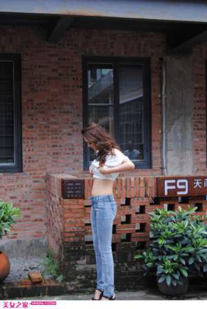 牛仔裤美女街边高清迷人写真