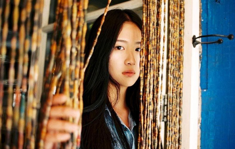 甜美萌妹子室内迷人写真