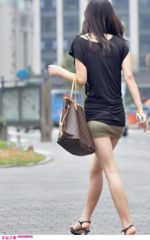 身材超正点的短裙MM街拍写真