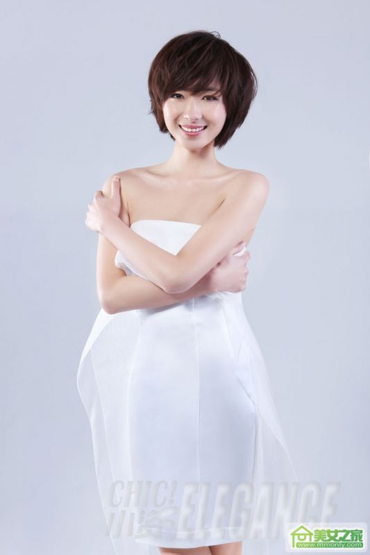 清新女神万茜白裙飘逸清纯美照