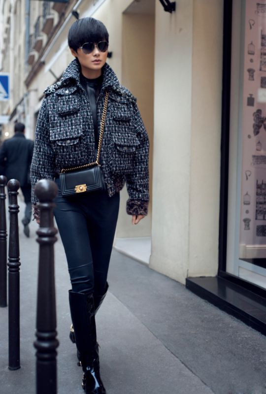 李宇春巴黎街头写真展春式时尚风潮