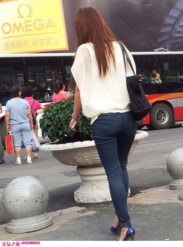街拍黑牛仔裤美女背影图片