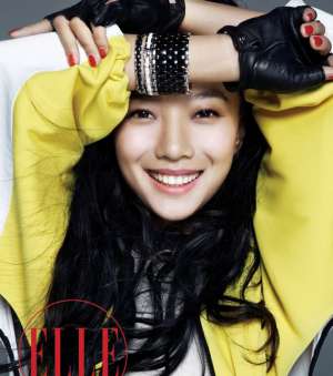 王珞丹登《ELLE》杂志封面写真