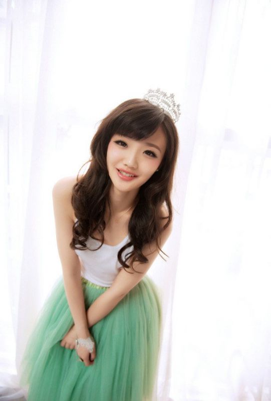 美女杨涵予美臀美腿演绎清纯诱惑