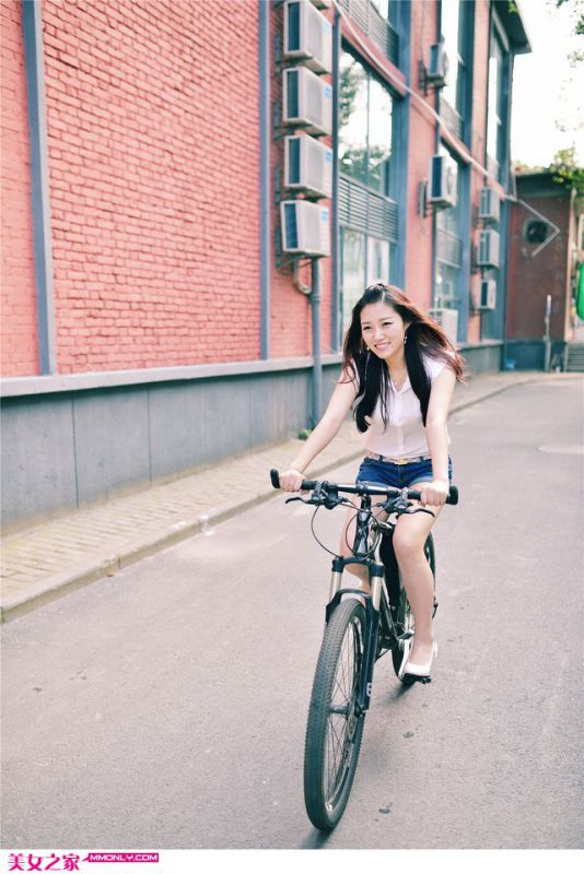 清新可爱小美女户外高清写真