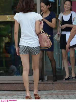 街拍短发长腿美女高清套图