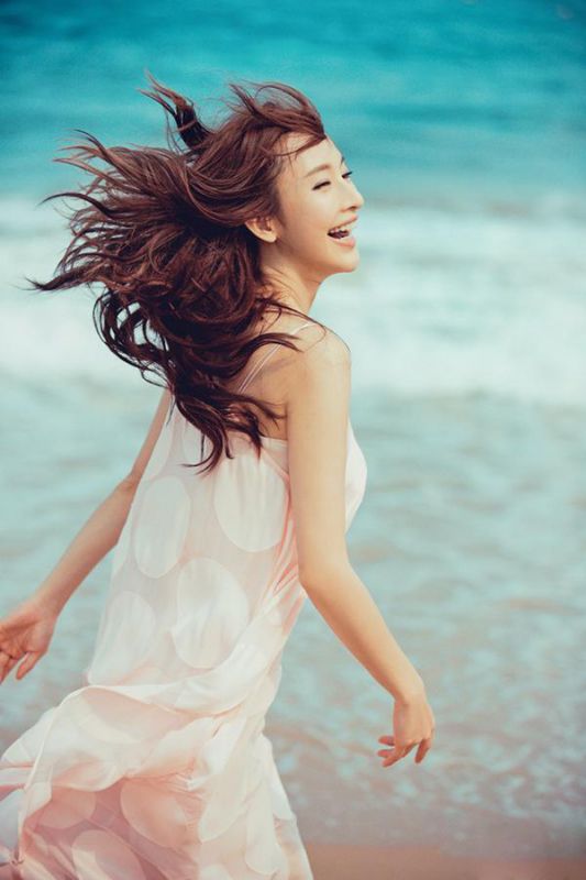“长腿芭比”张俪海滩迷人写真