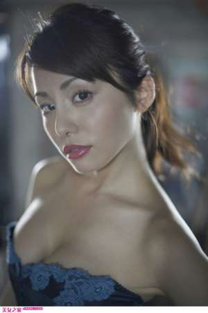 惊艳女优森崎友o优上演黑丝撩人写真