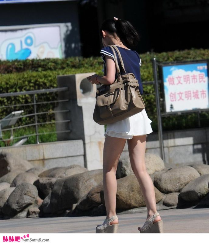 夏日短裙美女街头诱惑写真