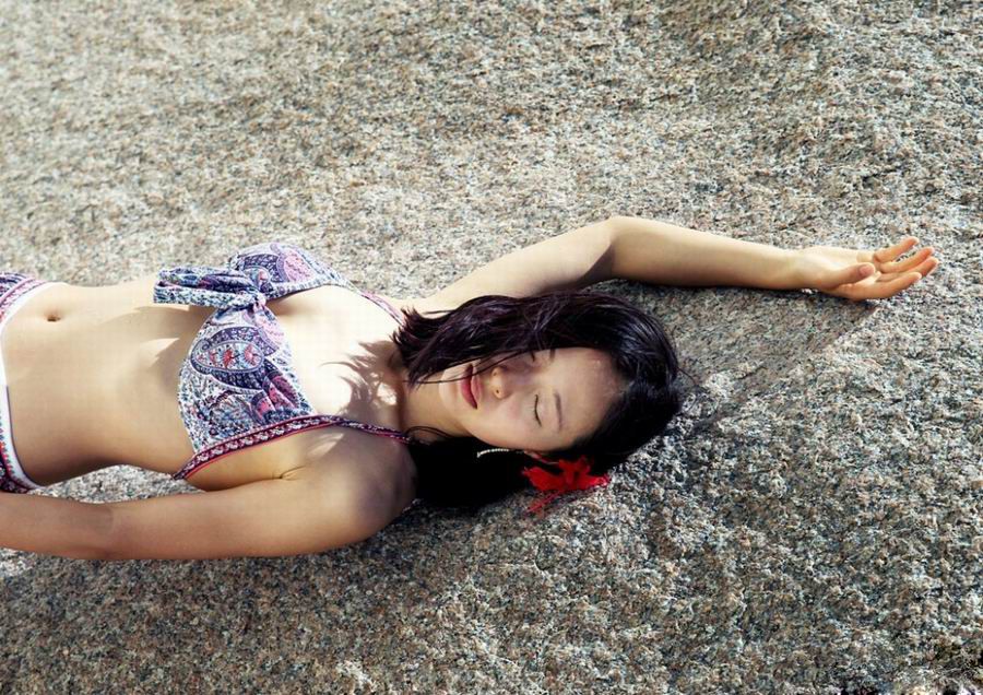 素颜美女江一燕海滩比基尼写真