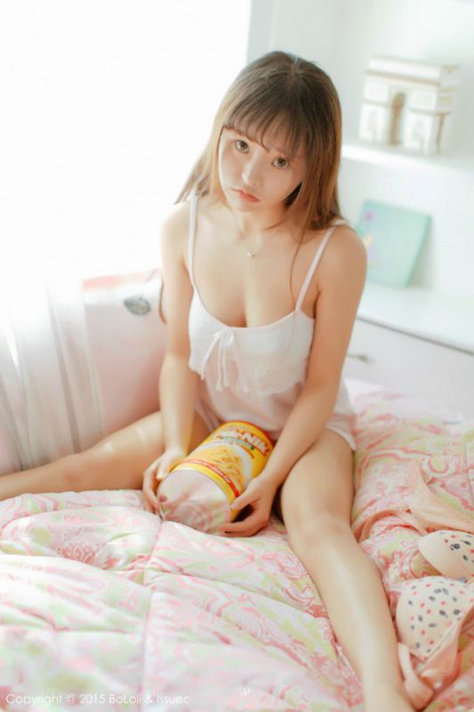 爱吃零食美少女私房睡衣迷人大胸