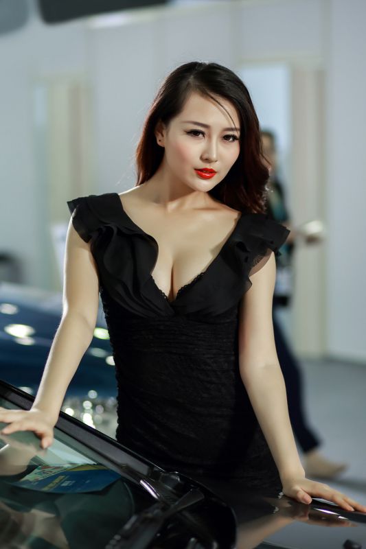 红唇车模室内性感写真