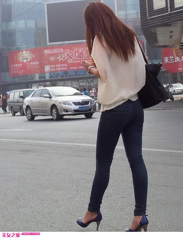 街拍黑牛仔裤美女背影图片
