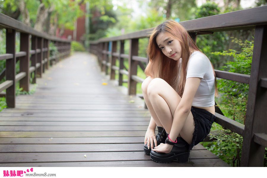 街拍清纯美眉清新动人姿态