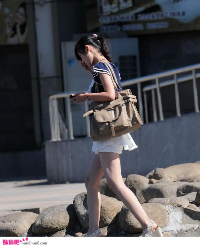 夏日短裙美女街头诱惑写真