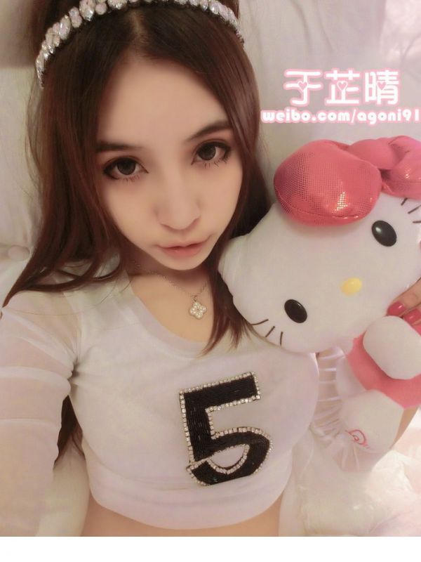 90后嫩模于芷晴玩转清纯