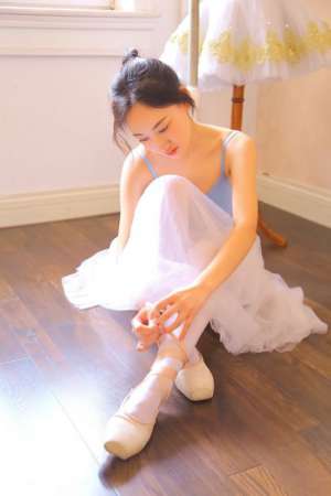 清纯白嫩少女紧身连体服白丝美腿养眼写真